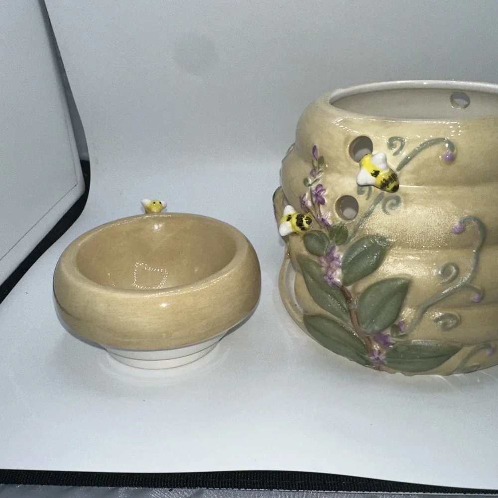 PartyLite Garden Lites Beehive Aroma Melts Warmer Bees Strawberries Ceramic